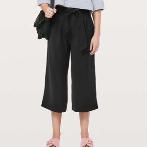 Lululemon Noir Crop / Coulottes / Wide-Leg Cropped Pants in Black, Size 6